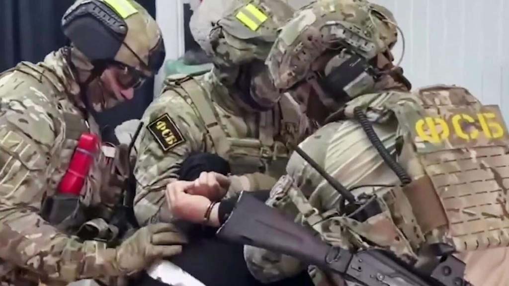 Сотрудники ФСБ предотвратили атаки FPV-дронами на один из ключевых элементов системы противоракетной обороны Москвы, а также на объект электроэнергетики, которые по заданию украинских спецслужб готовили двое выходцев из Закавказья.