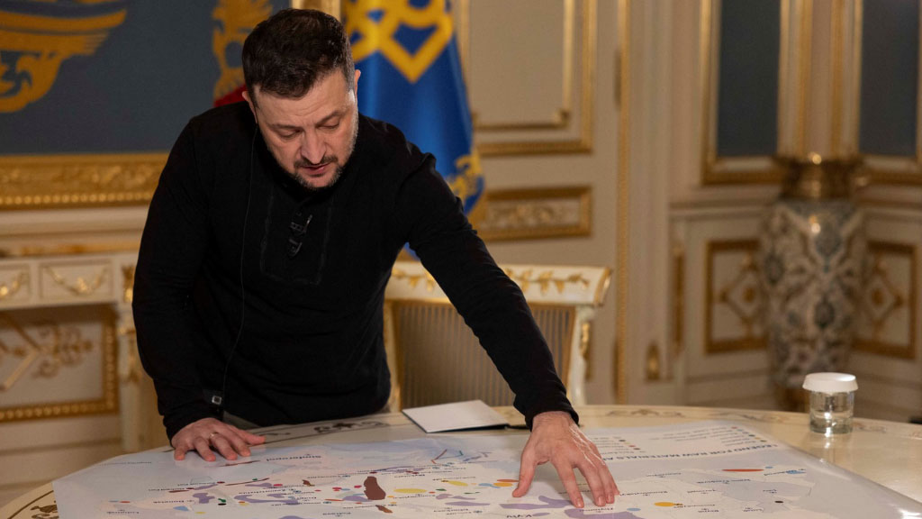 Глава киевского режима Владимир Зеленский подписал указ о принятии мер и строительства полос инженерных заграждений для обеспечения круговой обороны украинских городов.